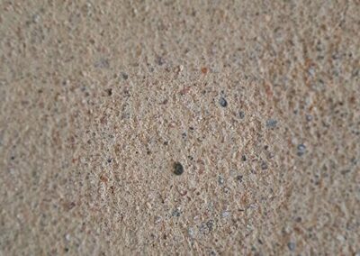 Corps d'enduit à la chaux taloché, il y a pleins de petits grains de sables avec une multitude de couleur
