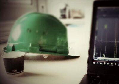 Ordinateur, casque de chantier et café